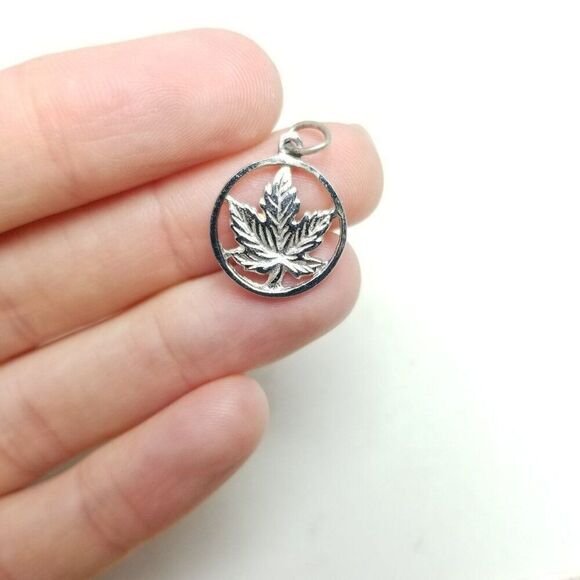 Vintage Sterling Silver Maple Leaf Pendant Charm, Etched Cutout Design, Estate - Picture 7 of 7